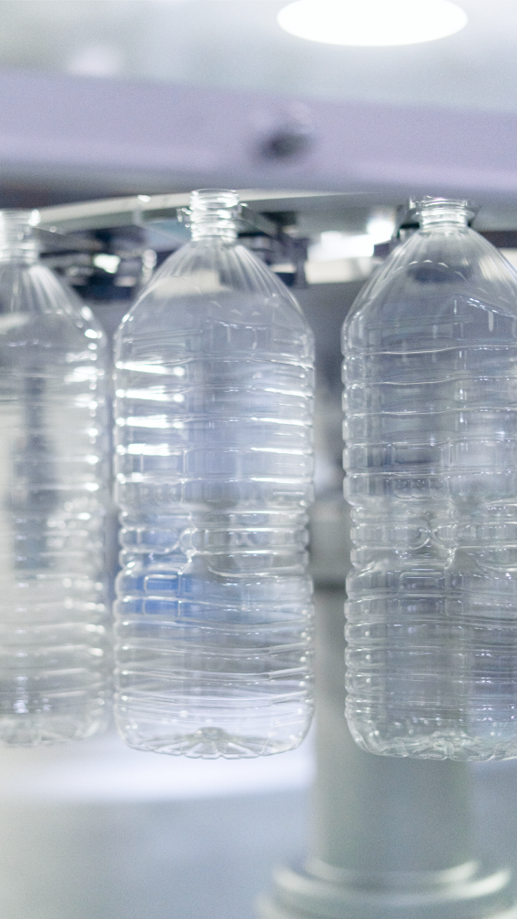 製造中のペットボトルの写真