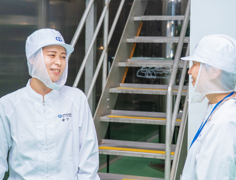 社員同士で話している写真